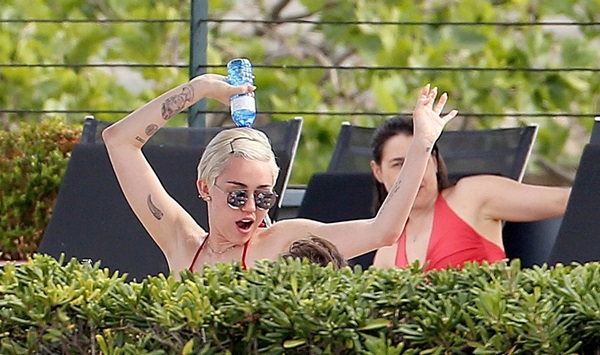 Miley Cyrus uống nước cũng 