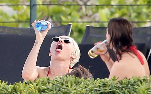 Miley Cyrus uống nước cũng 