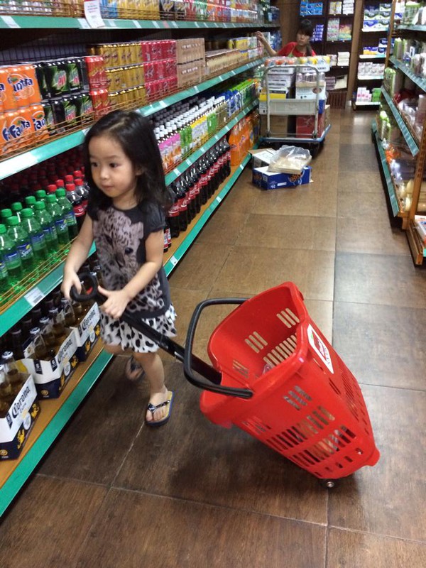 Con gái Lưu Hương Giang tự đi mua sắm như người lớn 3