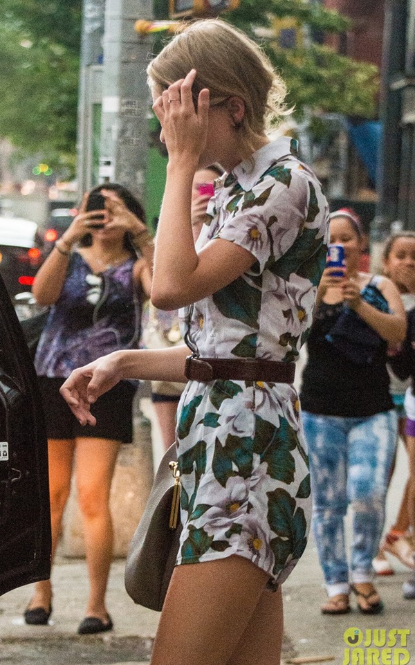 Taylor Swift chân dài miên man với playsuit hoa 2