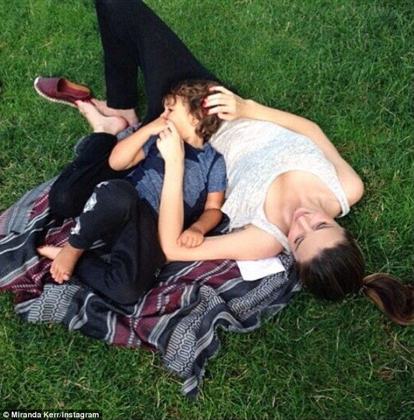 Miranda Kerr và con trai nằm dài trên thảm cỏ 1