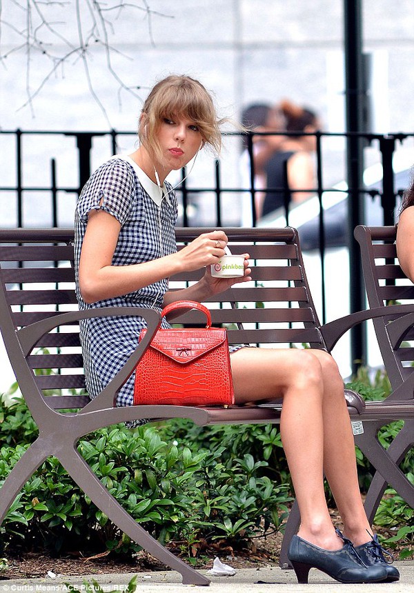 Taylor Swift đáng yêu ăn sữa chua, nghe nhạc trong công viên 2