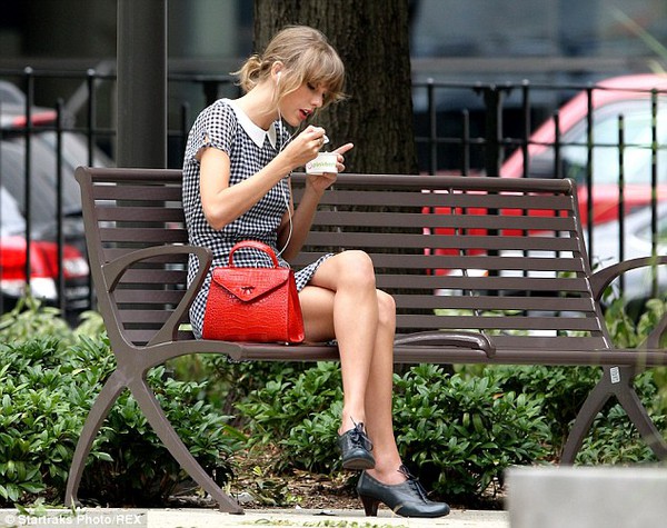 Taylor Swift đáng yêu ăn sữa chua, nghe nhạc trong công viên 3