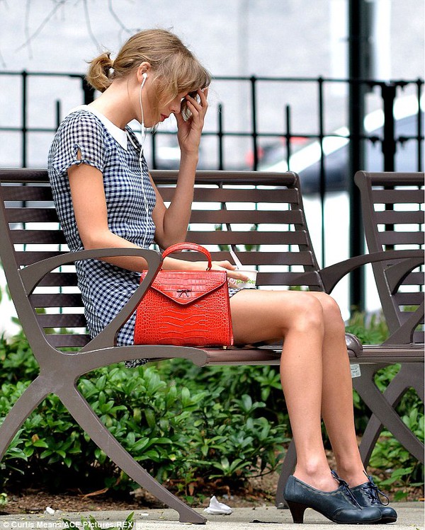 Taylor Swift đáng yêu ăn sữa chua, nghe nhạc trong công viên 4