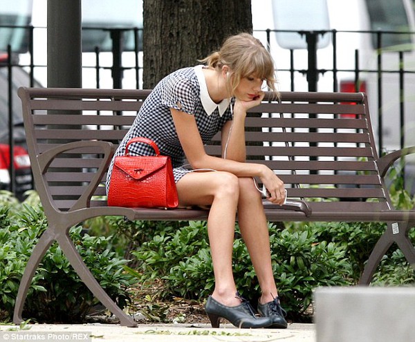 Taylor Swift đáng yêu ăn sữa chua, nghe nhạc trong công viên 5
