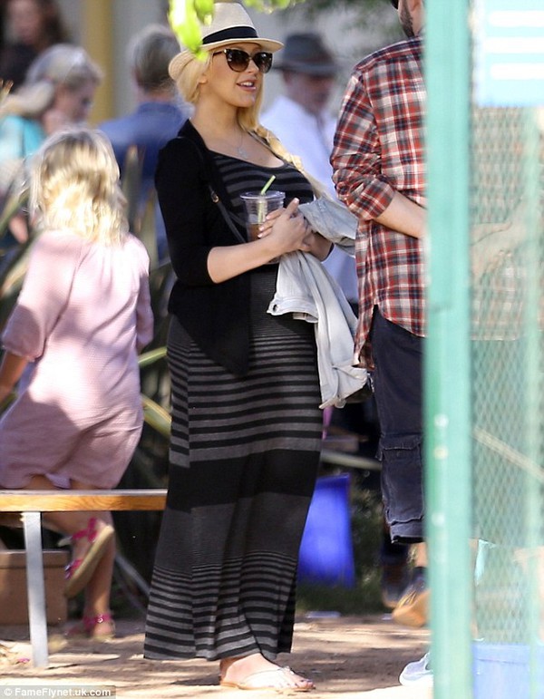 Christina Aguilera xuất hiện với thân hình sồ sề sau sinh 4