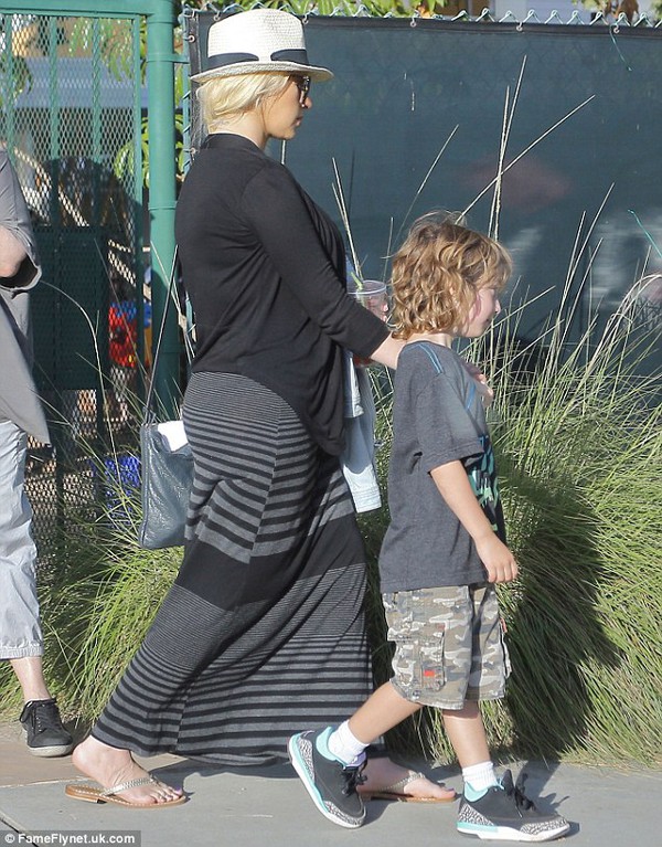 Christina Aguilera xuất hiện với thân hình sồ sề sau sinh 5