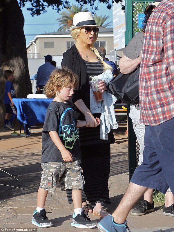 Christina Aguilera xuất hiện với thân hình sồ sề sau sinh 6