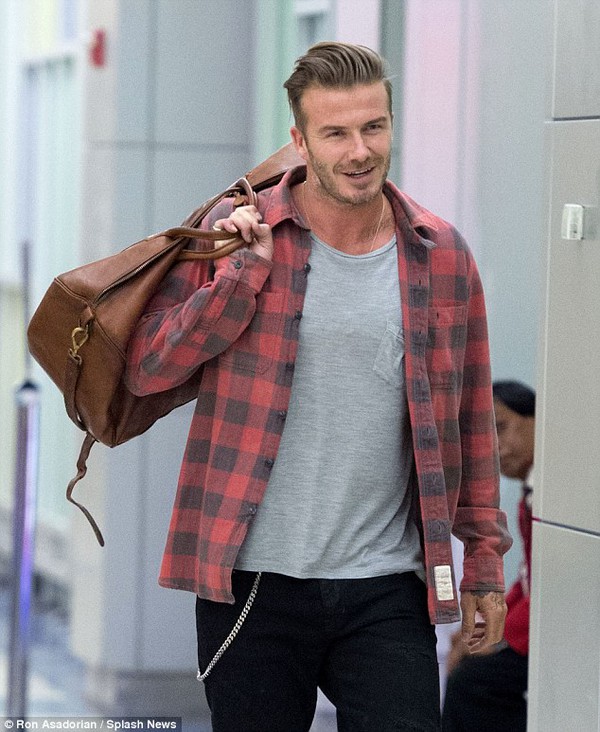 Bố con Beckham vội vã trở về Mỹ để cổ vũ cho Victoria 2