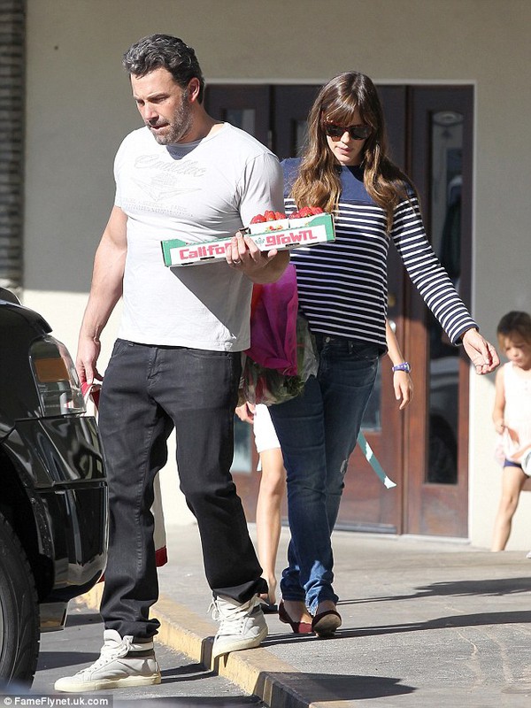 Vợ chồng Jennifer Garner t&igrave;nh cảm h&ocirc;n nhau tr&ecirc;n phố  4