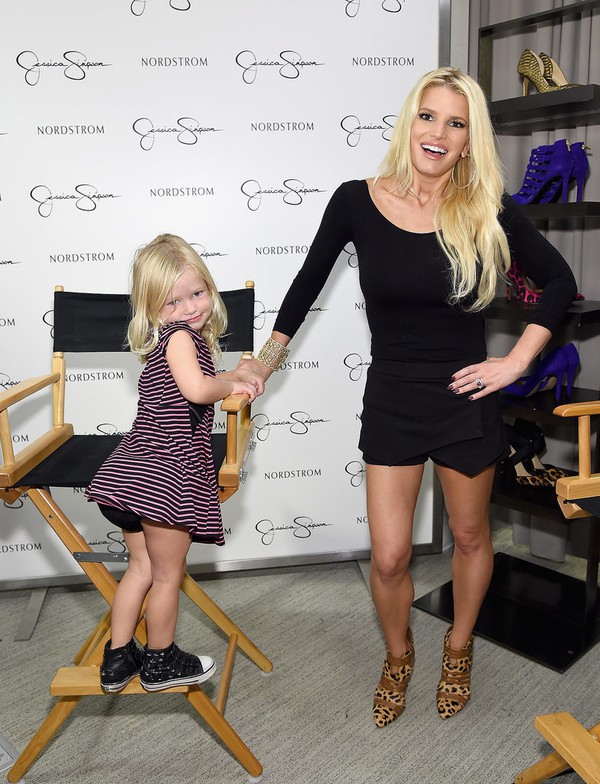 Gia đình Jessica Simpson gây náo loạn ở trung tâm mua sắm 6