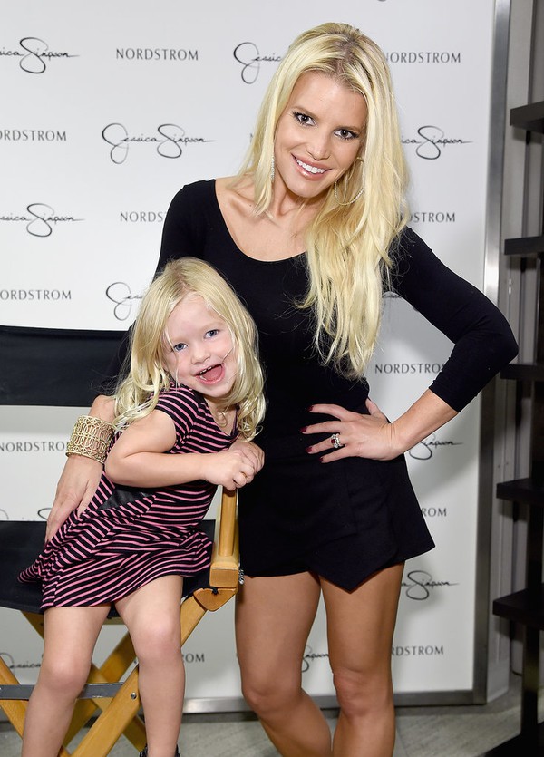 Gia đình Jessica Simpson gây náo loạn ở trung tâm mua sắm 5