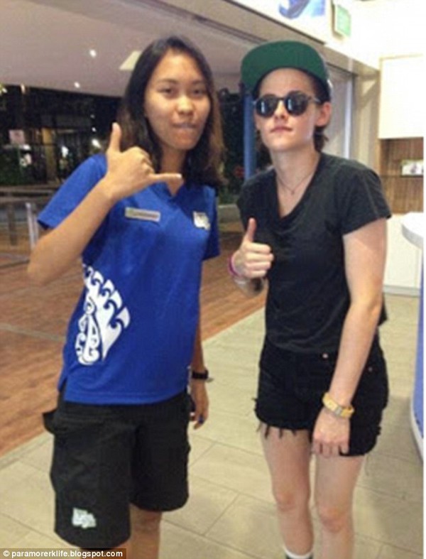 Bồ cũ Jennifer Lawrence đi chơi với Kristen Stewart tại Singapore 5