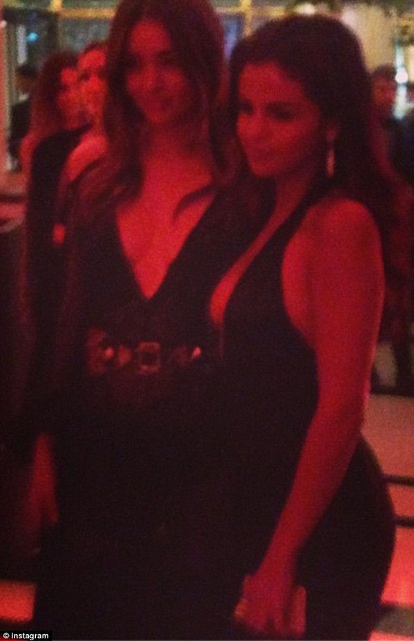 Miranda Kerr thân thiết với Selena Gomez tại sự kiện 4