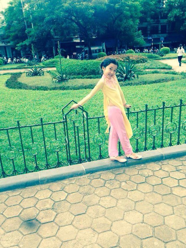 Con gái Hoa hậu Nguyễn Thị Huyền điệu đà trong tà áo dài 1
