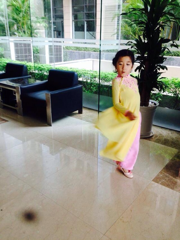 Con gái Hoa hậu Nguyễn Thị Huyền điệu đà trong tà áo dài 6