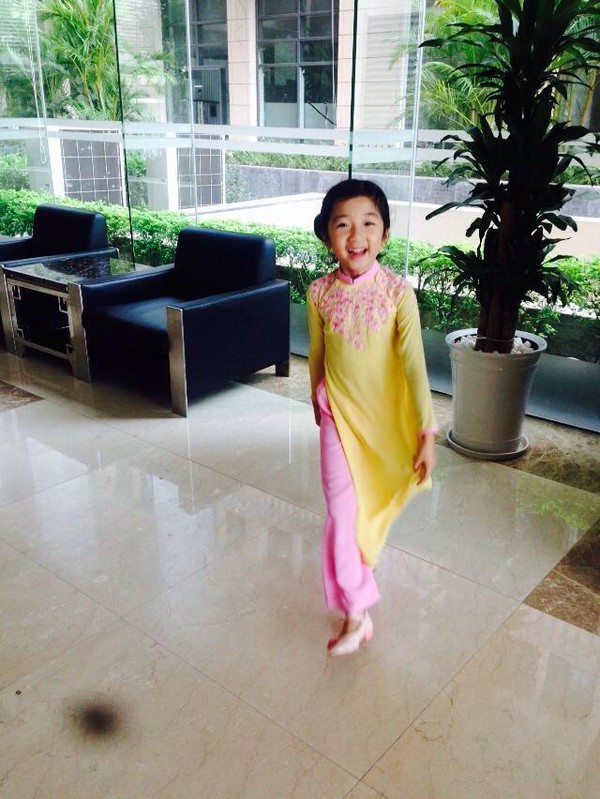 Con gái Hoa hậu Nguyễn Thị Huyền điệu đà trong tà áo dài 7