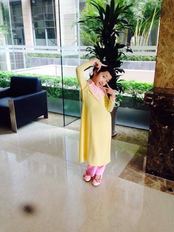 Con gái Hoa hậu Nguyễn Thị Huyền điệu đà trong tà áo dài 8