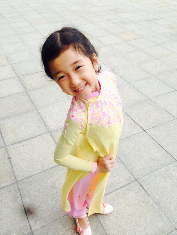 Con gái Hoa hậu Nguyễn Thị Huyền điệu đà trong tà áo dài 11
