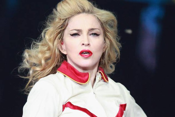 Madonna tức điên vì fan hút thuốc lá 1