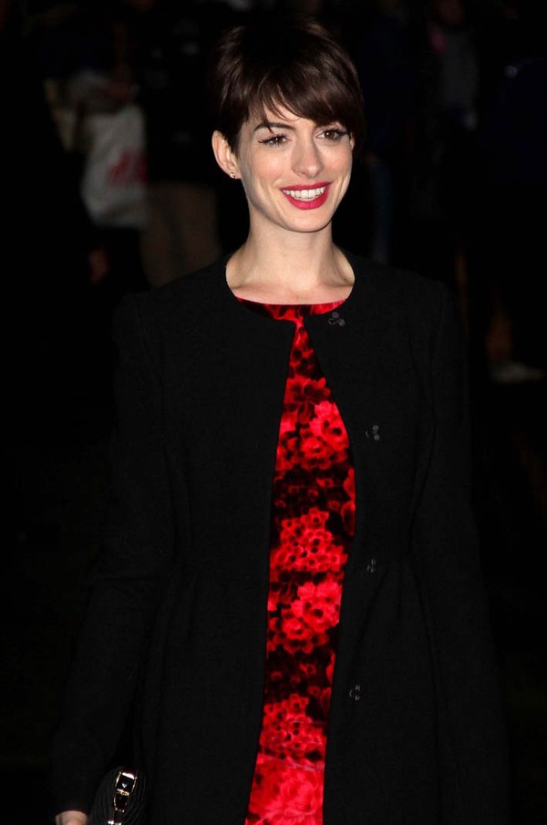 Anne Hathaway lại chơi trội với kiểu mặc 