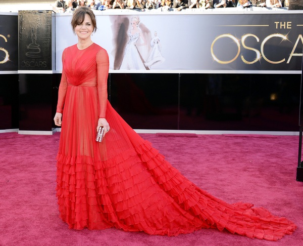 Kristen Stewart chống nạng dự giải Oscar 32