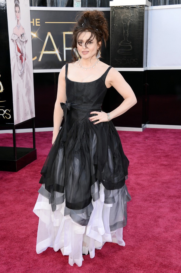 Kristen Stewart chống nạng dự giải Oscar 29