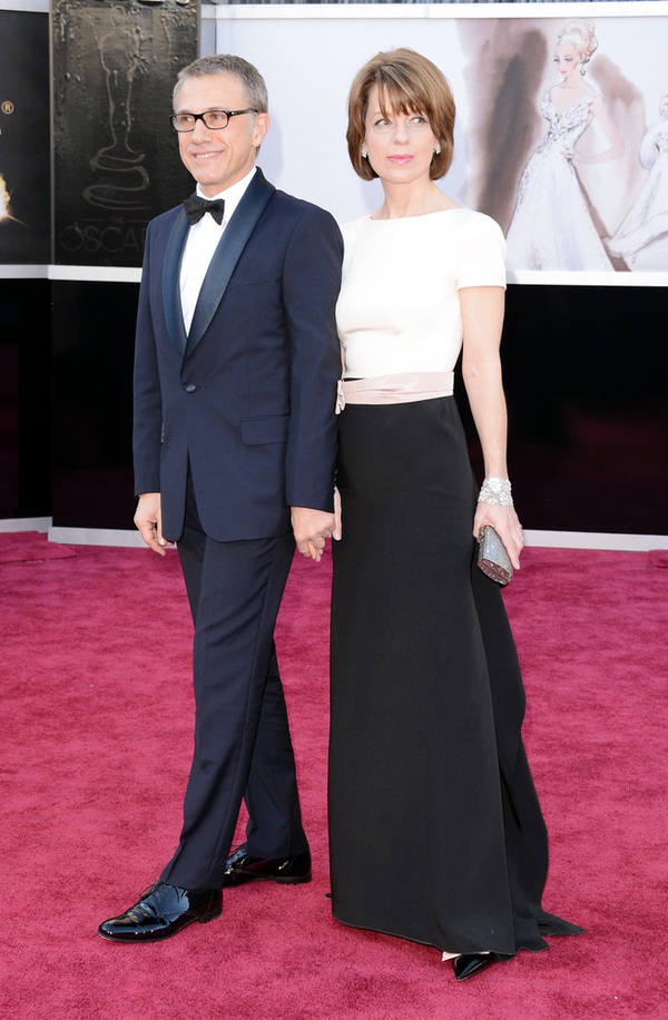 Kristen Stewart chống nạng dự giải Oscar 25
