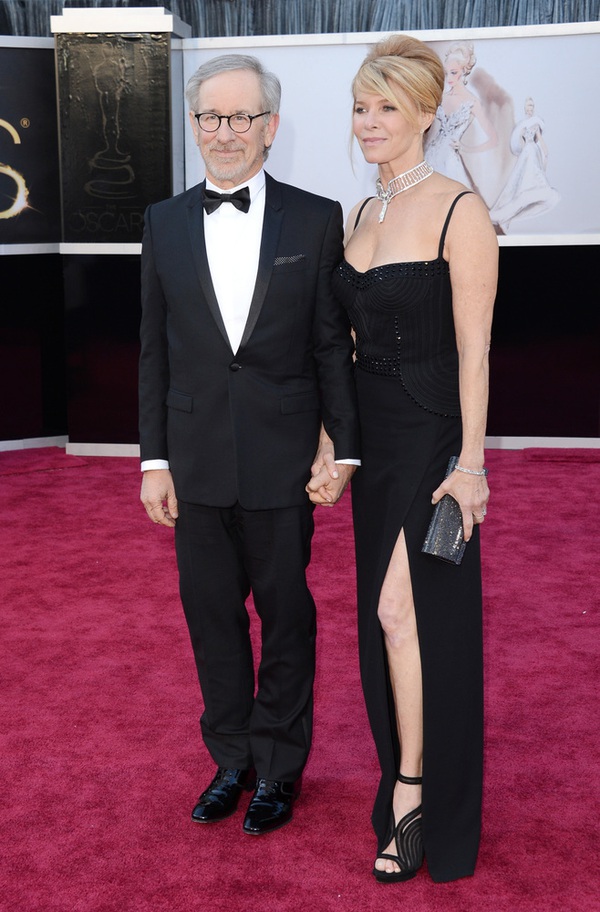 Kristen Stewart chống nạng dự giải Oscar 12