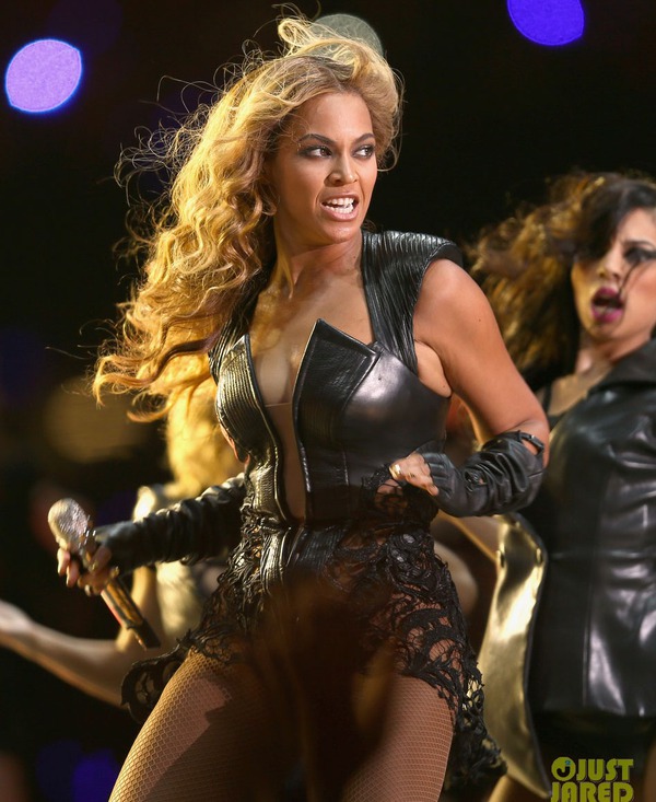 Beyonce cực sexy và máu lửa trên sân khấu Super Bowl 3