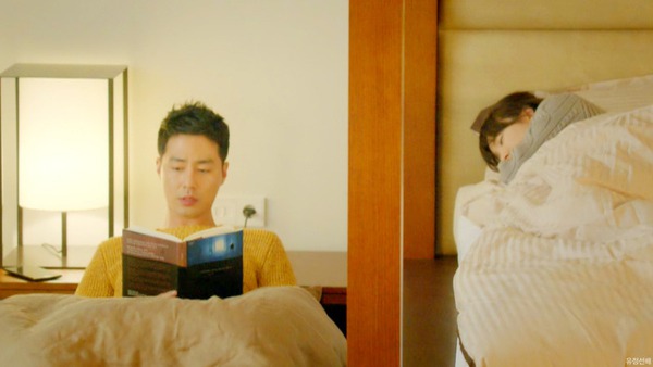 Song Hye Kyo chủ động h&ocirc;n 