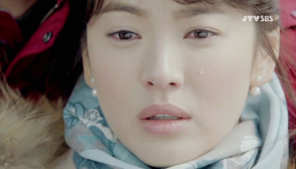 Song Hye Kyo chủ động h&ocirc;n 
