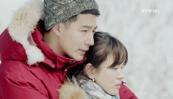 Song Hye Kyo chủ động h&ocirc;n 