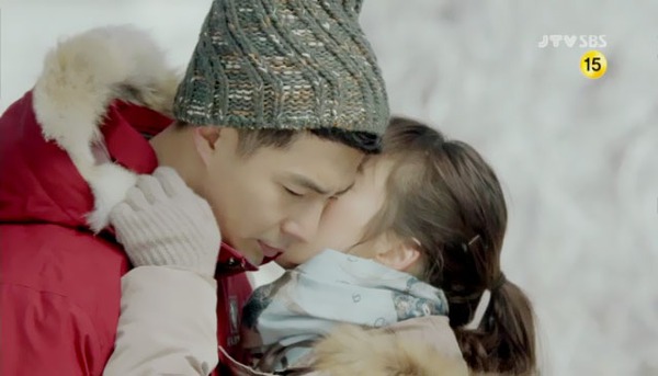 Song Hye Kyo chủ động h&ocirc;n 