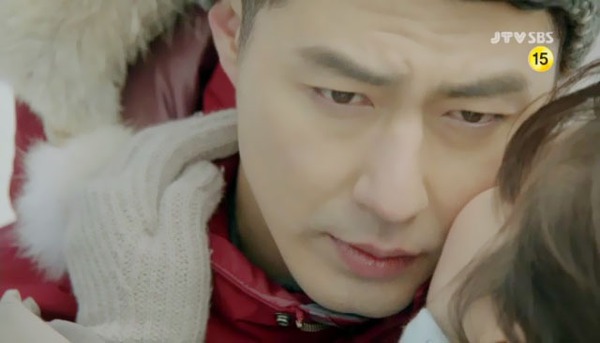 Song Hye Kyo chủ động h&ocirc;n 