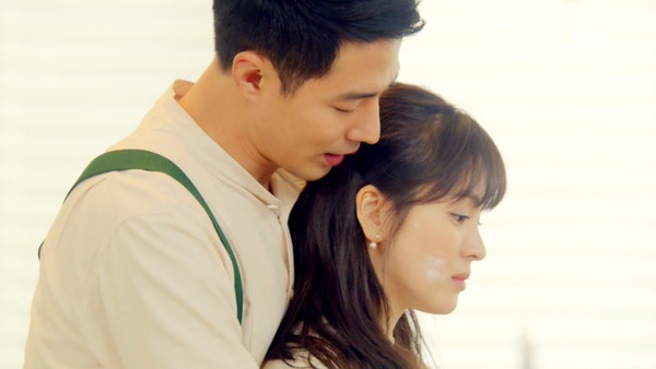 Song Hye Kyo chủ động h&ocirc;n 