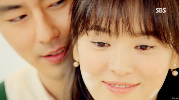 Song Hye Kyo chủ động h&ocirc;n 