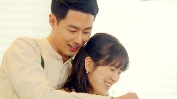 Song Hye Kyo chủ động h&ocirc;n 