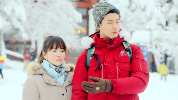 Song Hye Kyo chủ động h&ocirc;n 