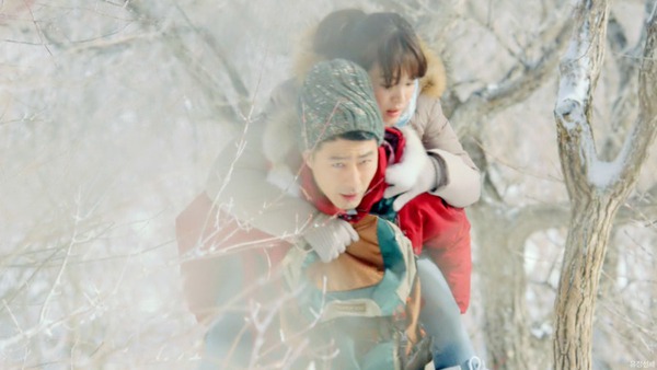 Song Hye Kyo chủ động h&ocirc;n 