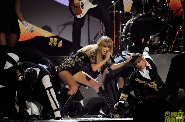 Taylor Swift... cởi váy ngay trên sân khấu 3