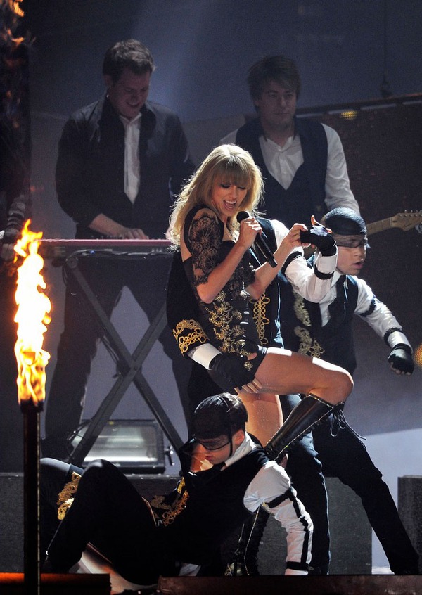 Taylor Swift... cởi váy ngay trên sân khấu 4