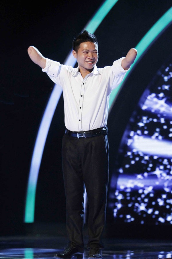 Ch&agrave;ng trai kh&ocirc;ng tay thẳng tiến chung kết Got Talent 1