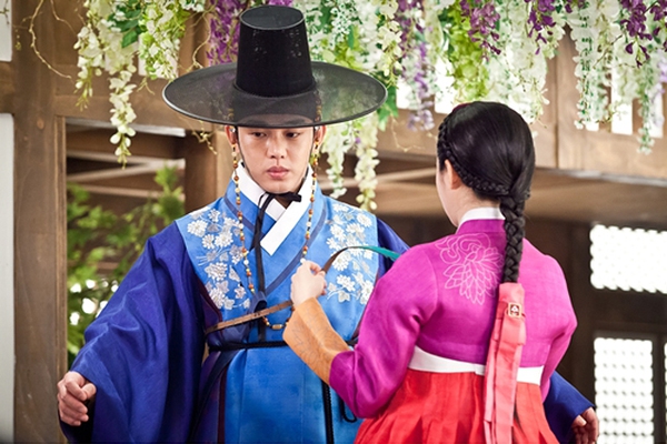 Kim Tae Hee rung động với Yoo Ah In 4