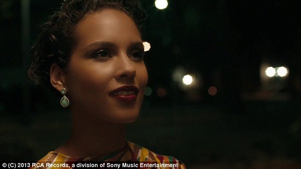 "Nóng rực" với MV mới của Alicia Keys 8
