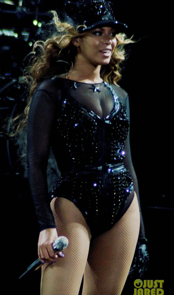 Beyonce sexy ngay trong đêm mở màn tour diễn 6
