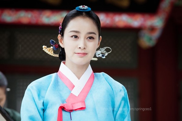 Nhìn lại vẻ đẹp rực rỡ của Kim Tae Hee trong 