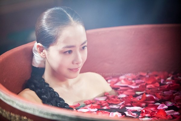 Kim Tae Hee dùng mỹ nhân kế phá đám 