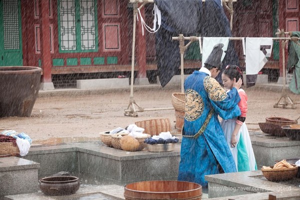 Yoo Ah In hôn Kim Tae Hee dưới mưa 6