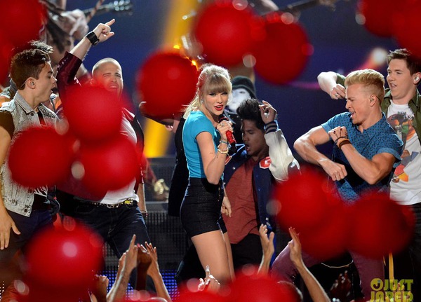 Taylor Swift xinh đẹp đại thắng giải Billboard 2013 7